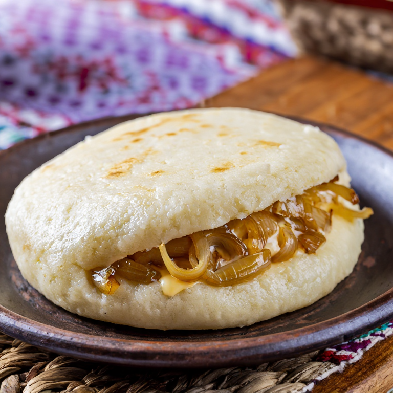 Arepa de Käsespätzle: Fusión austriaca con queso y cebolla caramelizada