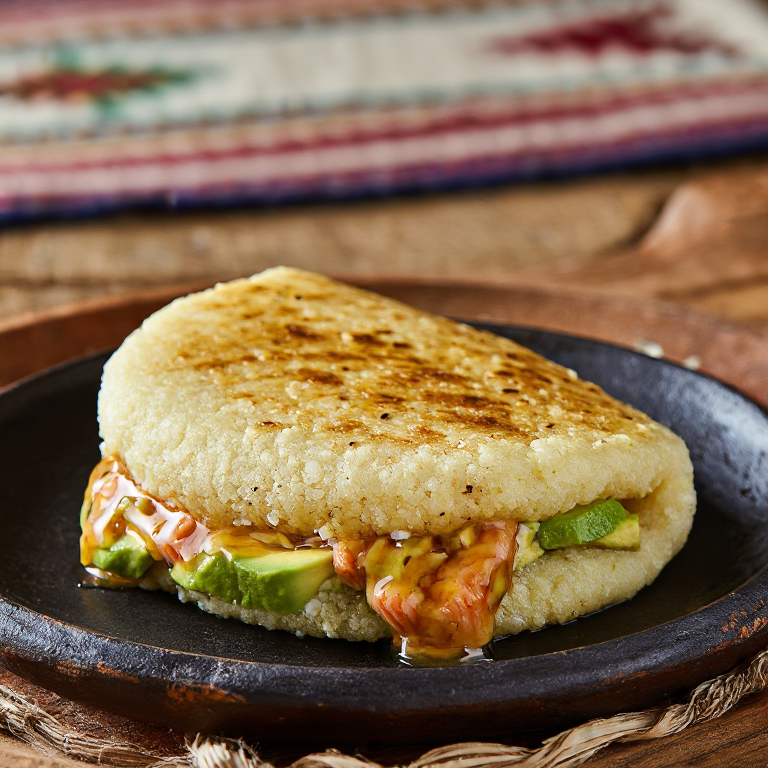 Arepa de Salmón Glaseado con Maple y Salsa de Eneldo