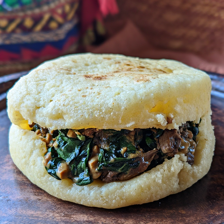 Arepa de Millet con Relleno de Cordero al Mantequilla de Cacahuete y Espinacas