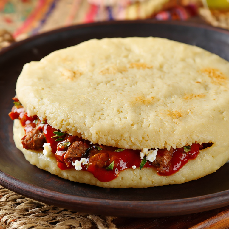 Arepa Zagreb: Arepa de Maíz con Relleno de Cerdo a la Peka y Salsa de Pimientos Asados
