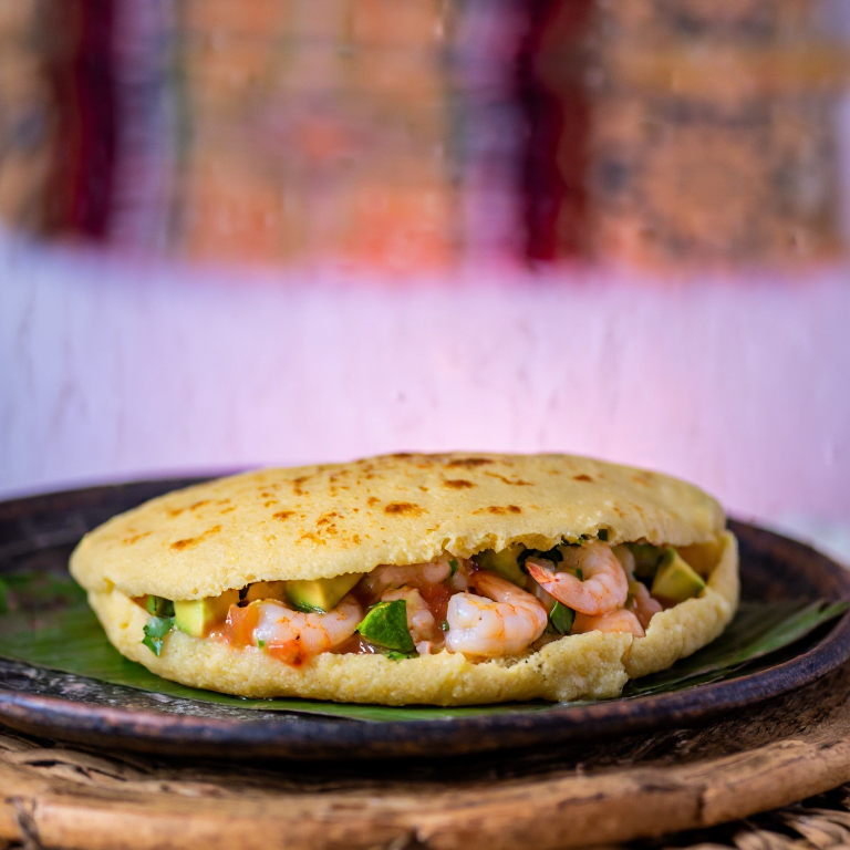 Arepa Rellena de Ceviche de Camarón (Estilo Acajutla)