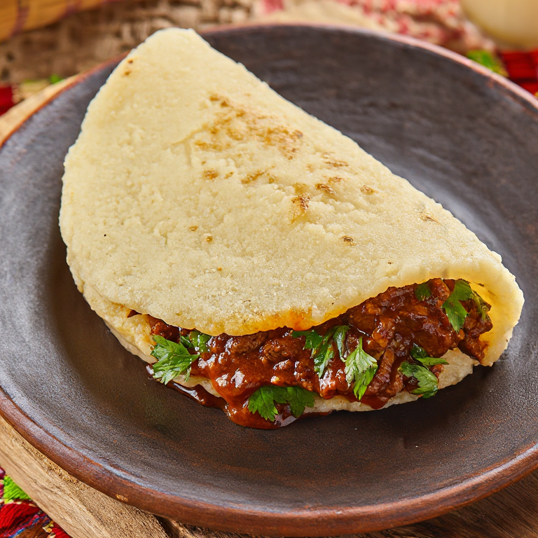 Arepa de Pepperpot Guyana (carne estofada con cassareep)
