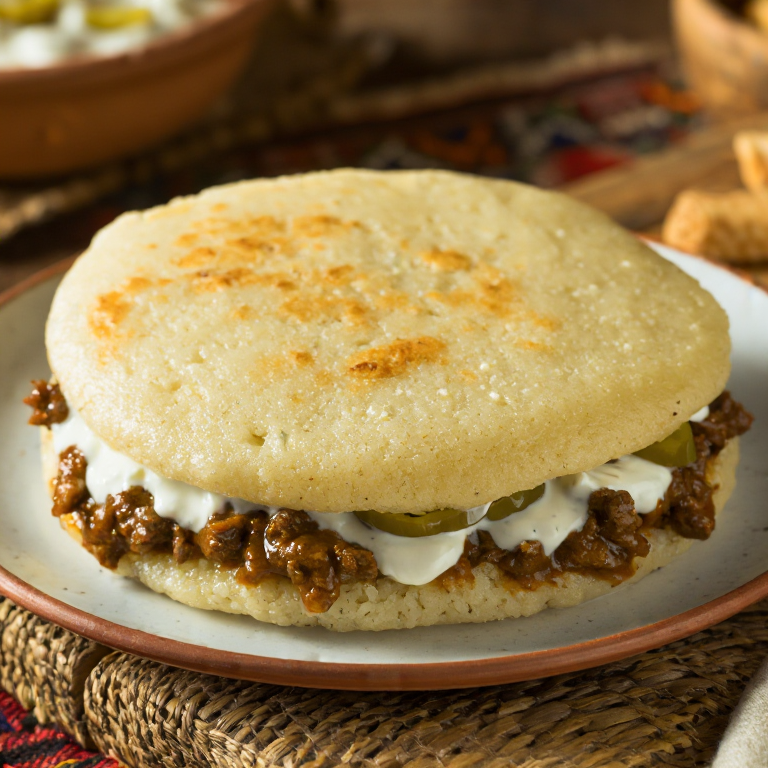 Arepa con Pörkölt Debreceni (Estilo Húngaro)