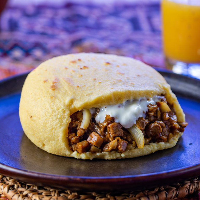 Arepa de Mansaf: Cordero Especiado con Salsa de Yogur y Piñones