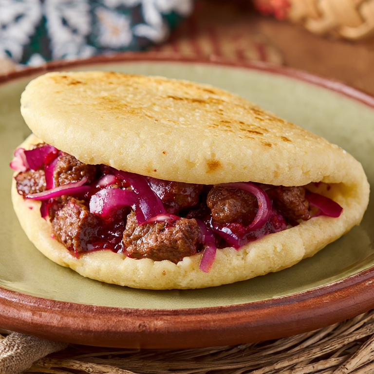 Arepa Serbia: Arepa Rellena de Ćevapi con Ajvar