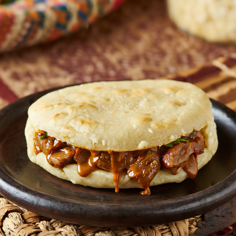 Arepa Singapur: Arepa de Pollo Satay con Salsa de Cacahuete y Pepino