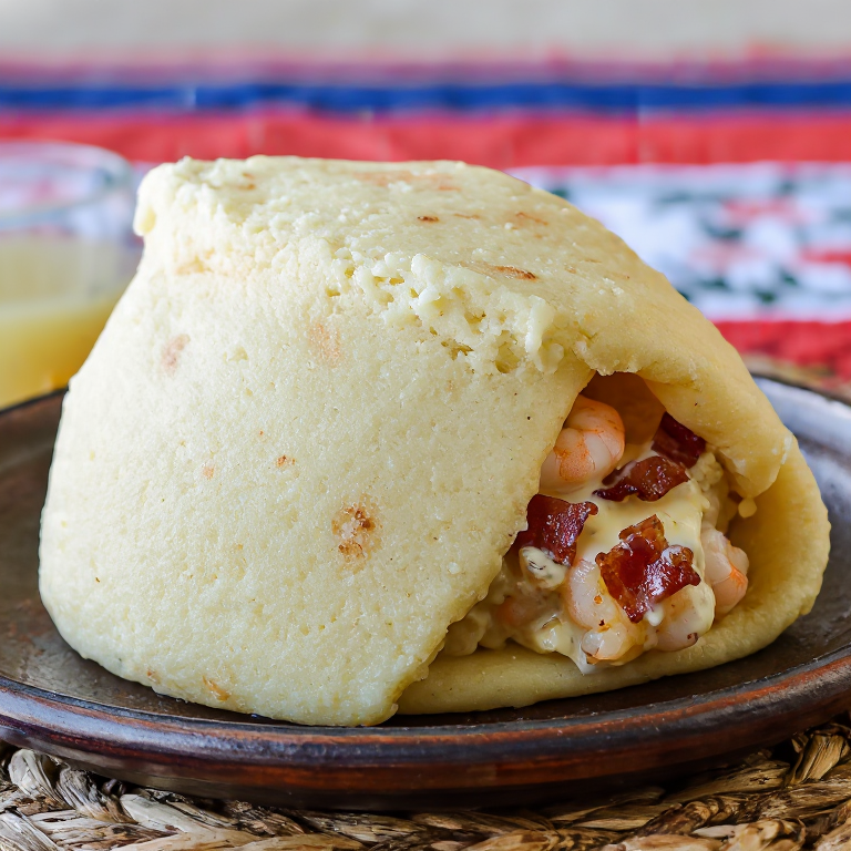Arepa de Camarones y Grits al Estilo Sur de EE.UU.