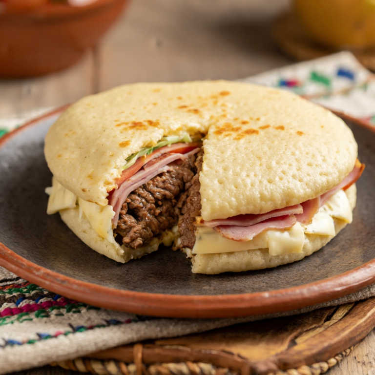 Arepa Chivito Uruguayo: La Hamburguesa Uruguaya en Versión Arepa